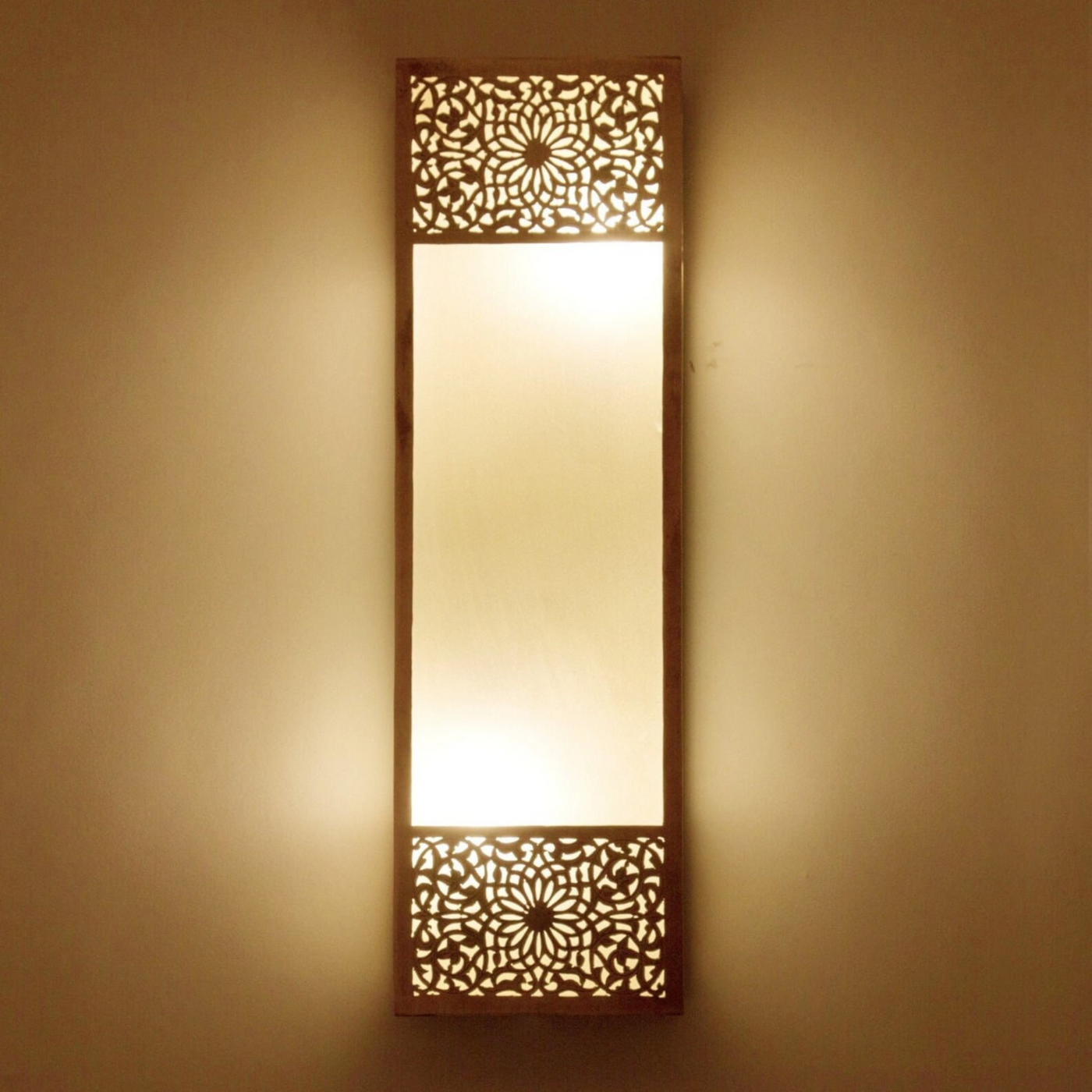 Stylish Wall Sconce Lamp – Beautiful Reflection for Home & Business Luxury