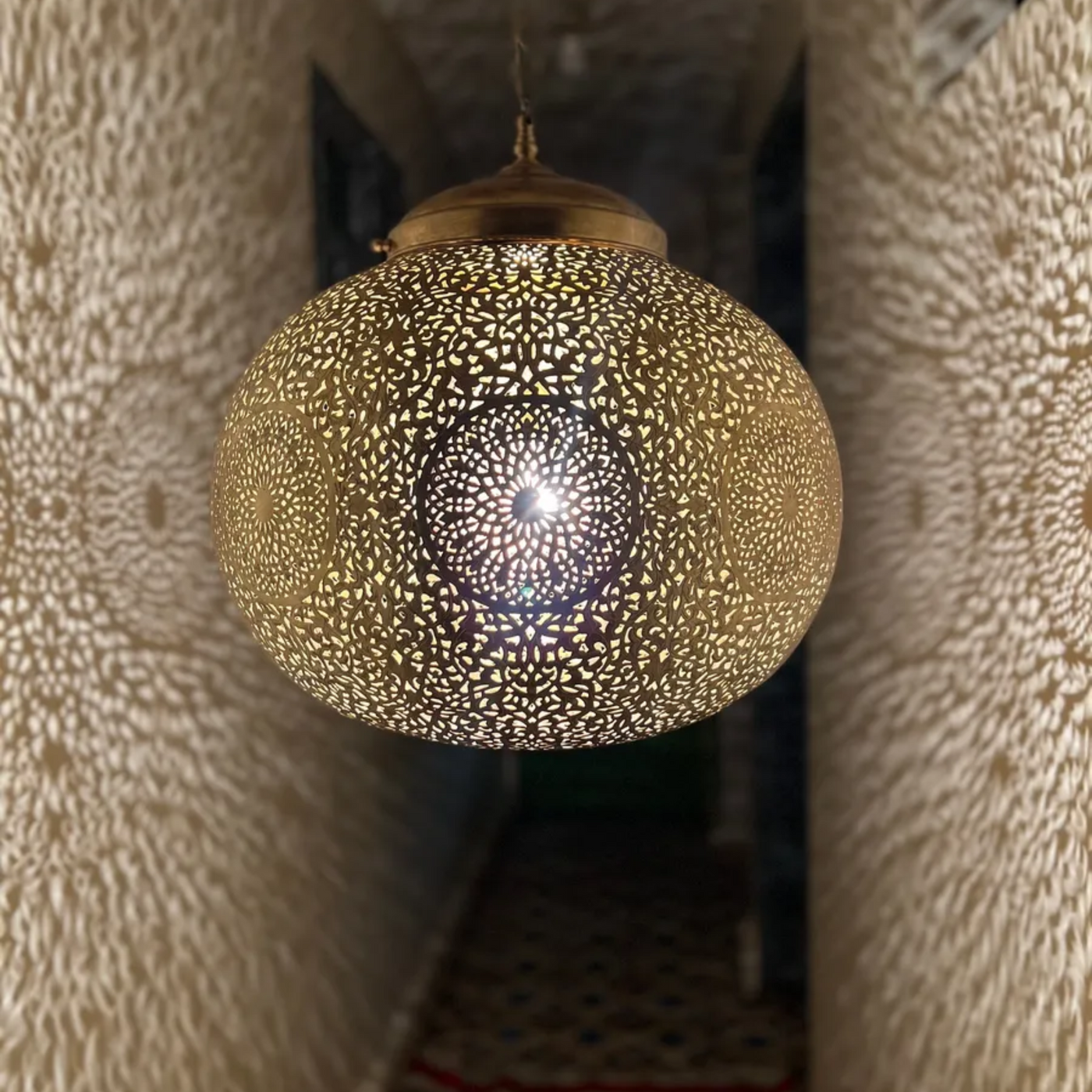 Sphere Pendant Lamp, Reflect a enchanting design - Available in Gold, Silver, Black Brass  - Luxury for Home Lighting Decoration