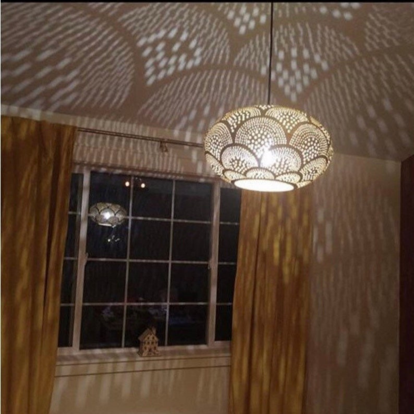 iconic Geometric Pendant Light, Diffuse A Beautiful Reflection Through Its Beautiful Openwork - Perfect for Lighting Decor