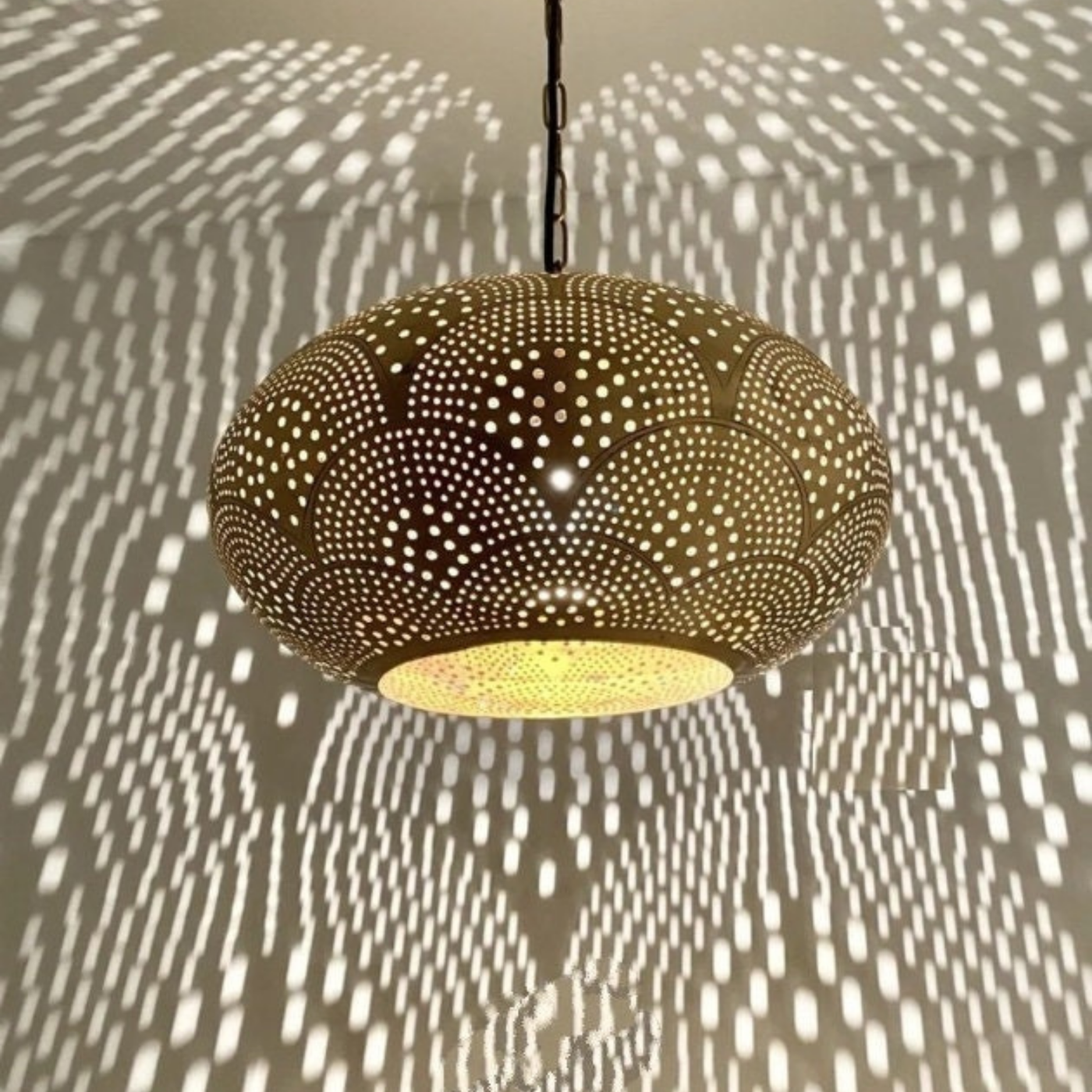 iconic Geometric Pendant Light, Diffuse A Beautiful Reflection Through Its Beautiful Openwork - Perfect for Lighting Decor