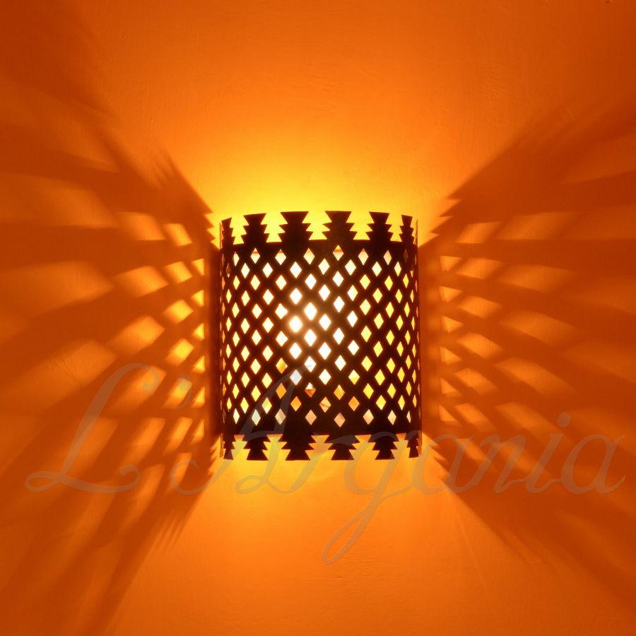 Creative Wall Sconce, Hand-carved with a iconic design, Available with White & Black Iron – Ideal For Home Decoration & Business Decoration